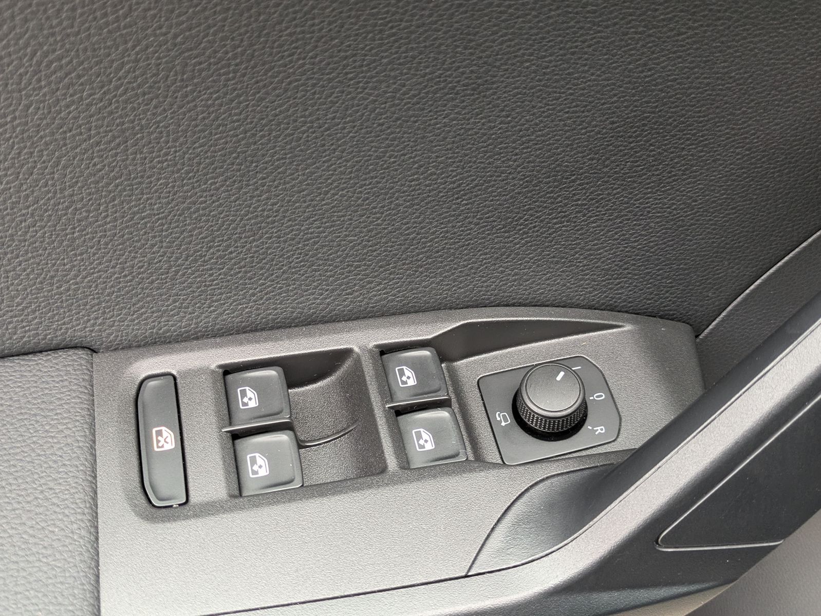 Fahrzeugabbildung SEAT Arona 1.5 TSI FR DSG AHK*ACC*LED*APP*DAB*KAMERA