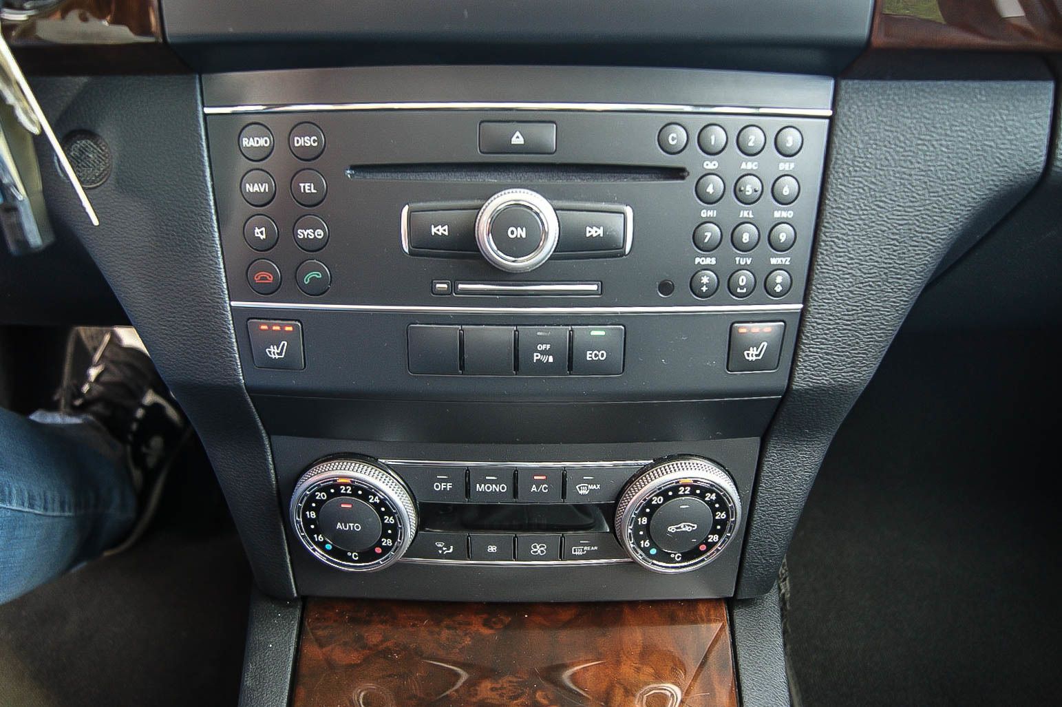 Fahrzeugabbildung Mercedes-Benz GLK 350 4-Matic PANORAMA COMAND 37.700km 1.HAND