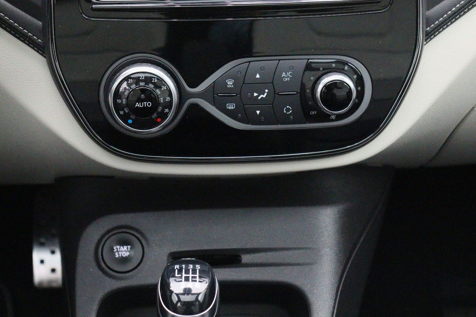 Fahrzeugabbildung Renault Captur 1.2 TCe 120 Initiale Paris NAVI BOSE PANO