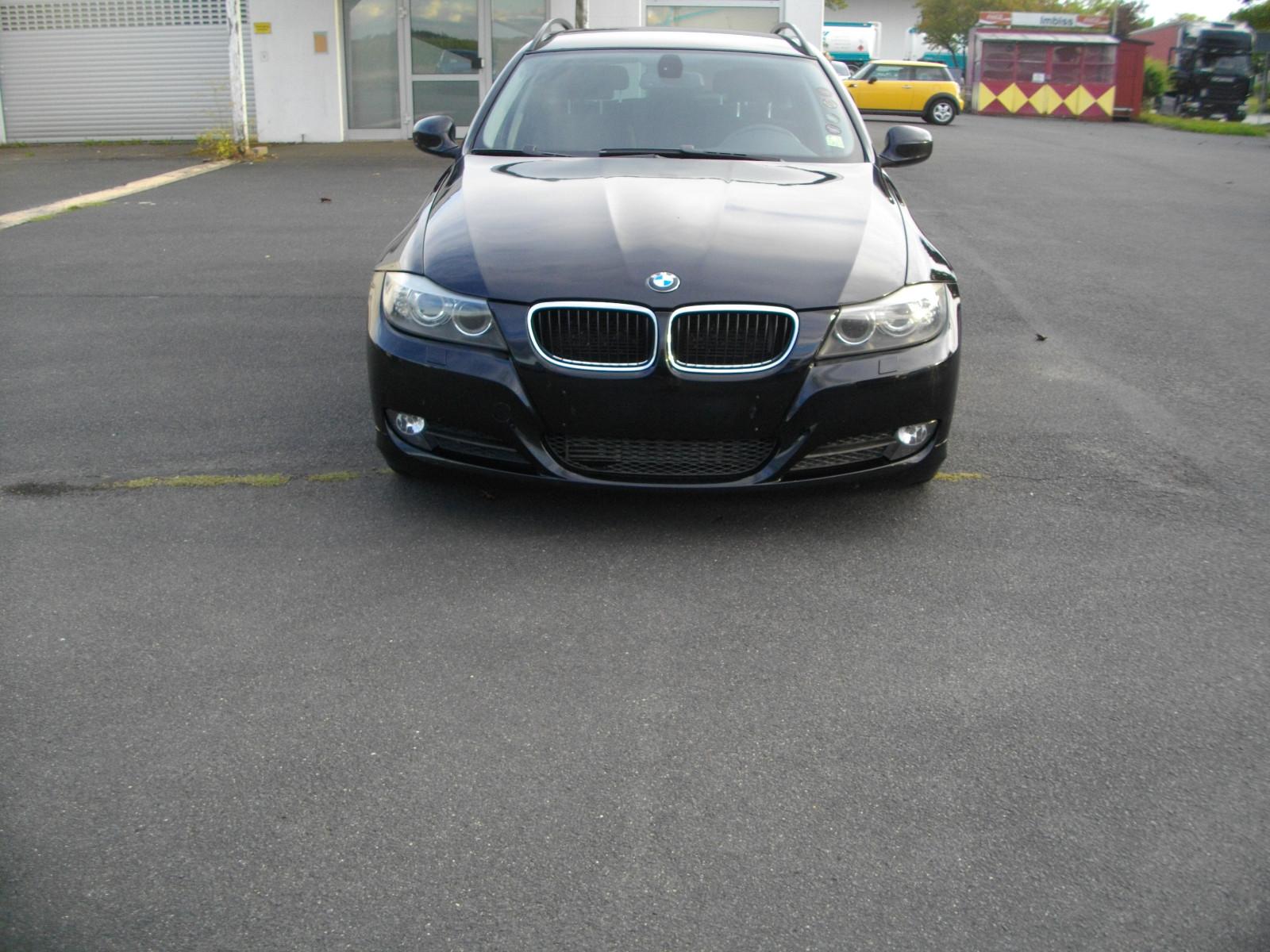 BMW 320 2009 — rear view