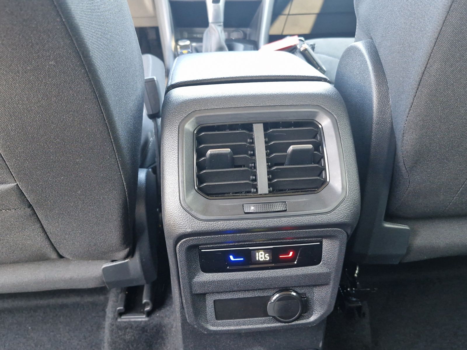 Fahrzeugabbildung Volkswagen Tiguan L 2.0 TDI AHZ MATRIX DSG 4x4 Keyless SH