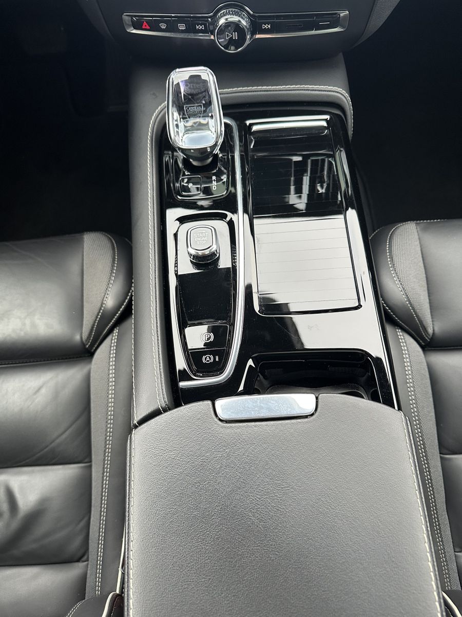 Fahrzeugabbildung Volvo V60 Ultimate Plug-In Hybrid AWD NAV+LED+PANO+ACC