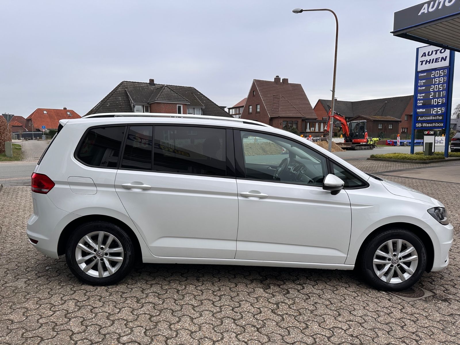Fahrzeugabbildung Volkswagen Touran Comfortline 1.4 TSI 7-Sitze/ACC/SHZG/Navi