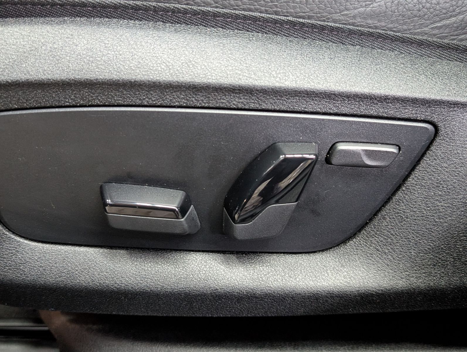 Fahrzeugabbildung BMW 530 e Luxury Line SPORT PANO LED KAM LEDER AHK