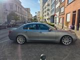 BMW 545i A - - graue BMW 545