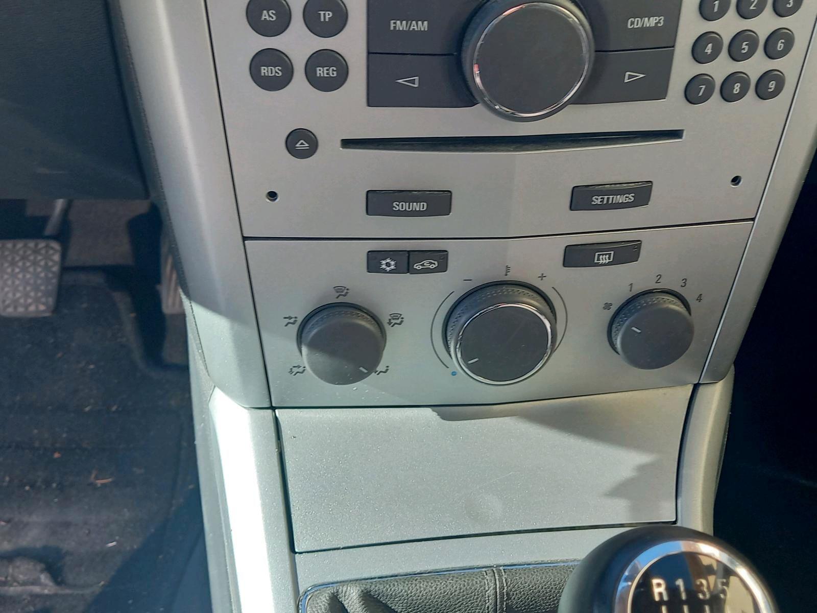 Opel Astra 2010 — photo 14