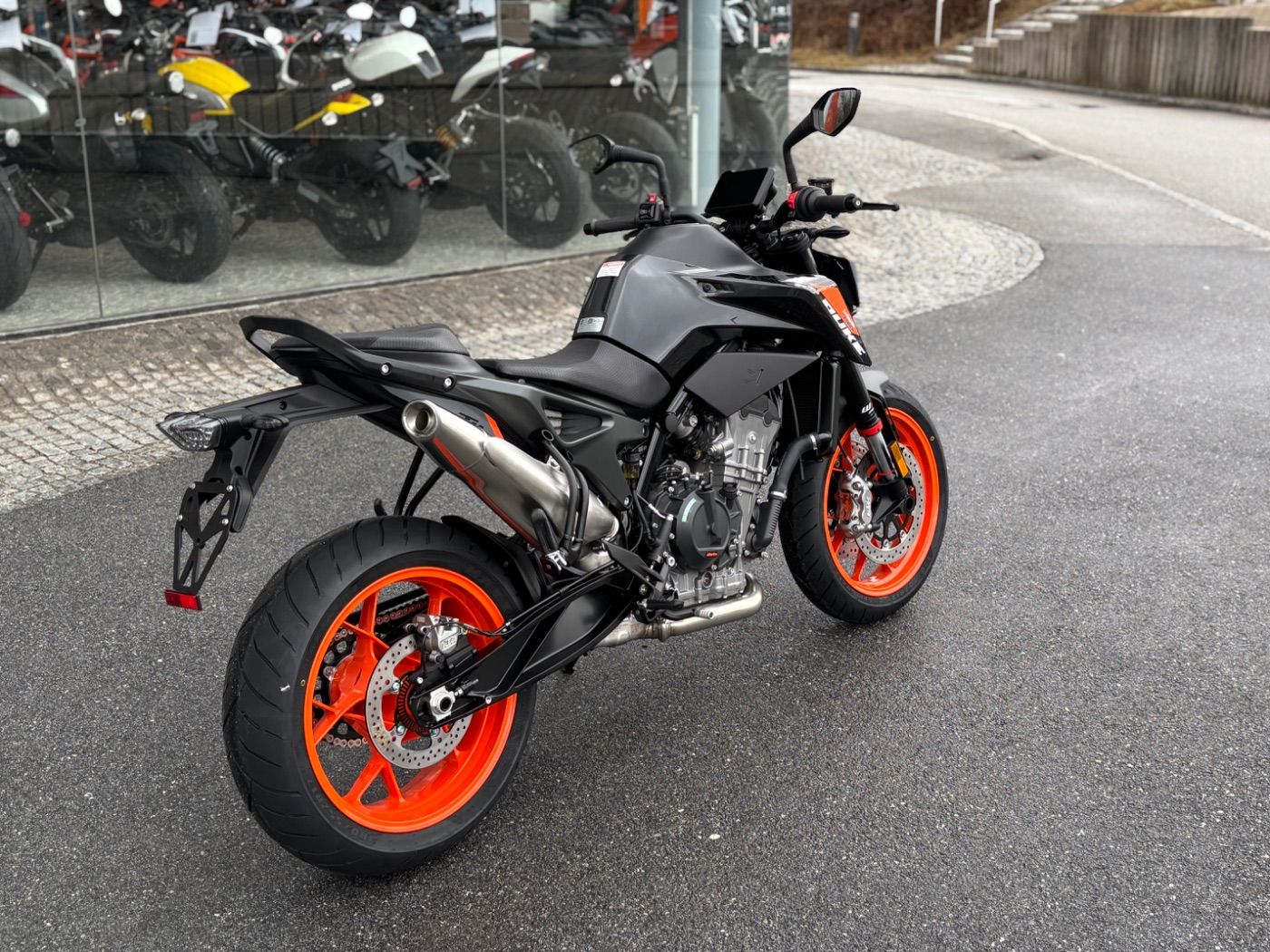 Fahrzeugabbildung KTM 790 Duke Modell 2026 mitTech Pack auch in Schwar