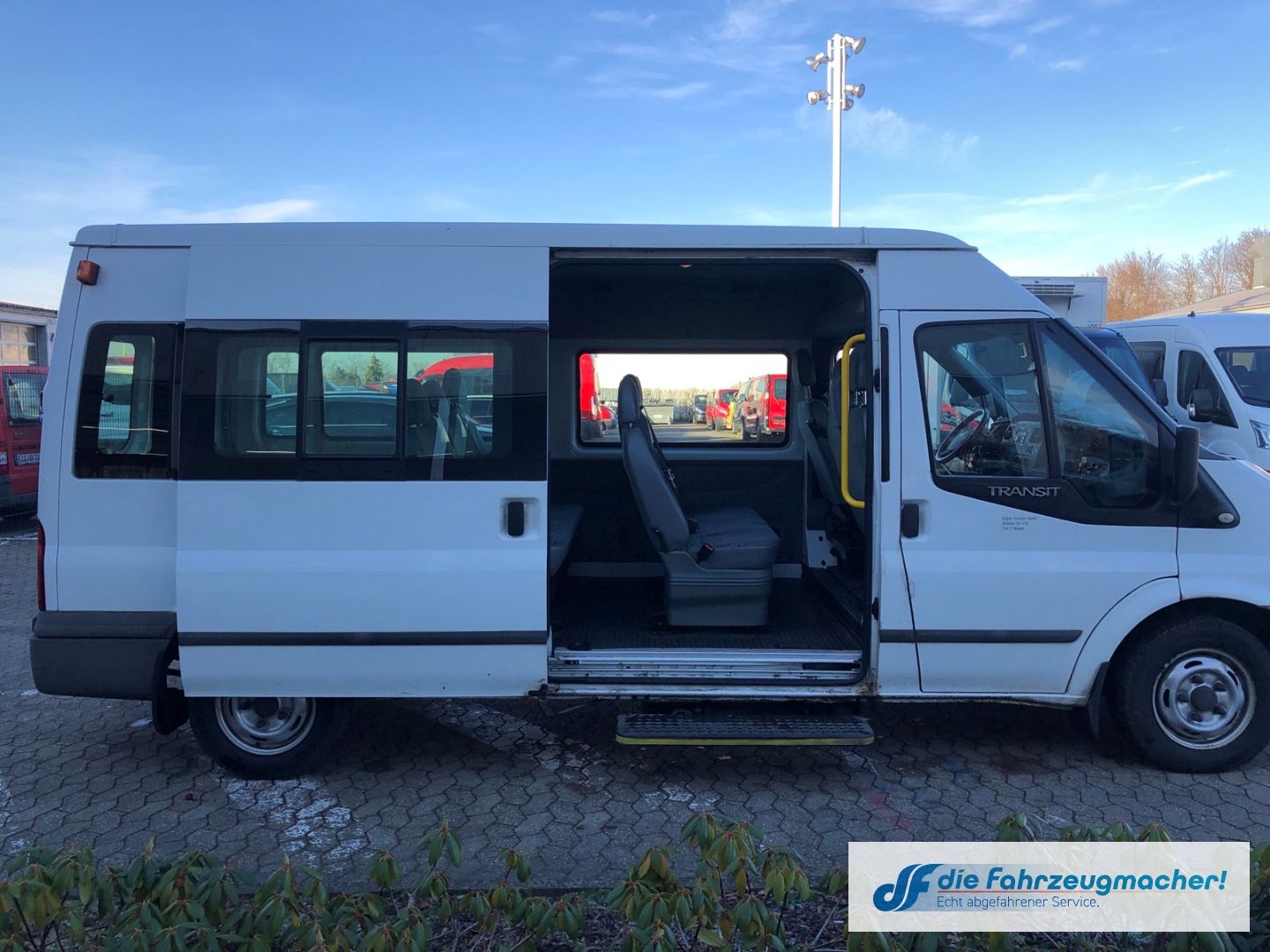 Fahrzeugabbildung Ford Transit Kombi FT 300L Trend KLima 2.2 TDCI *1174