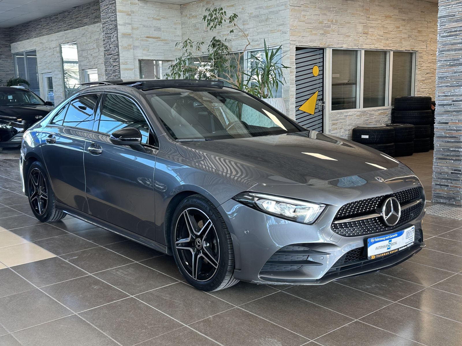 MERCEDES-BENZ A 200 AMG Line*ACC*LED*SHZ*R.Cam*Navi*Leder*Pano