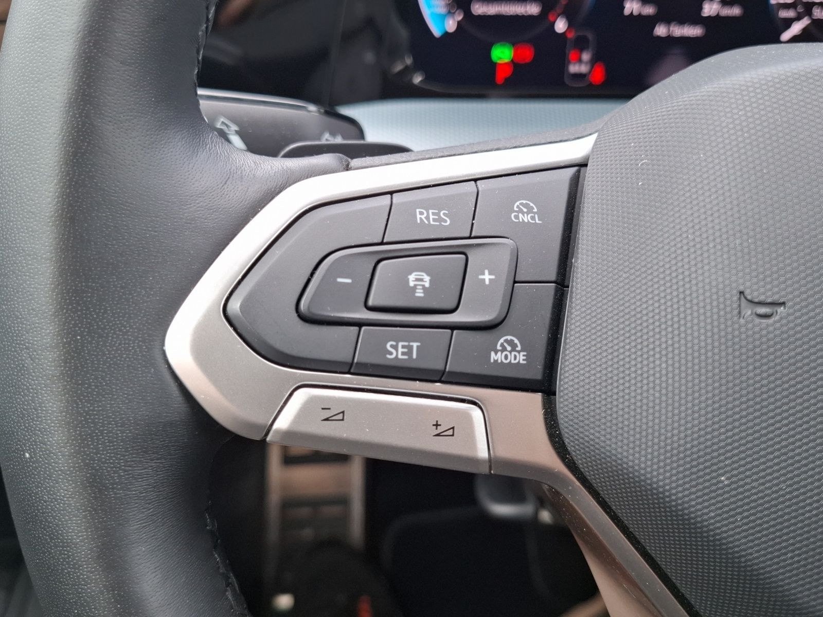 Fahrzeugabbildung Volkswagen Golf VIII Variant TDI Energy DSG LED AHK Navi AC