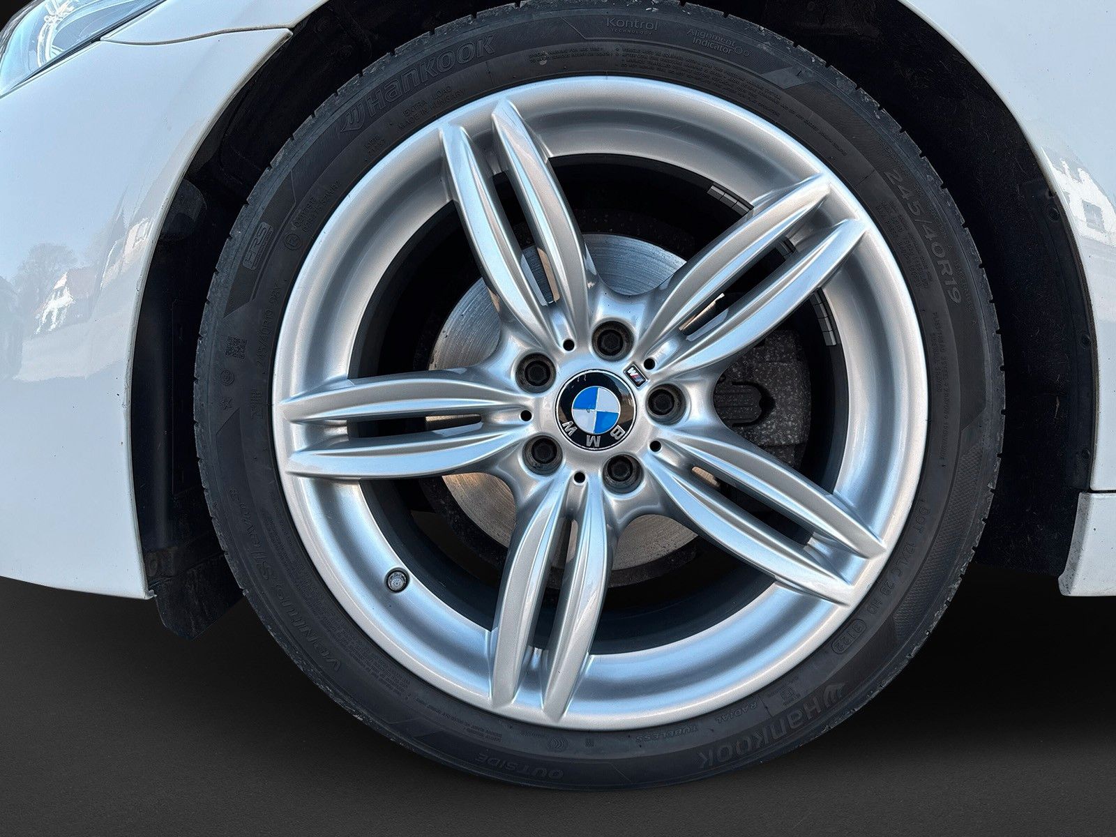 Fahrzeugabbildung BMW 520d Touring*AHK*M-Paket*Head-Up*Bhz.Lenkrad*PDC