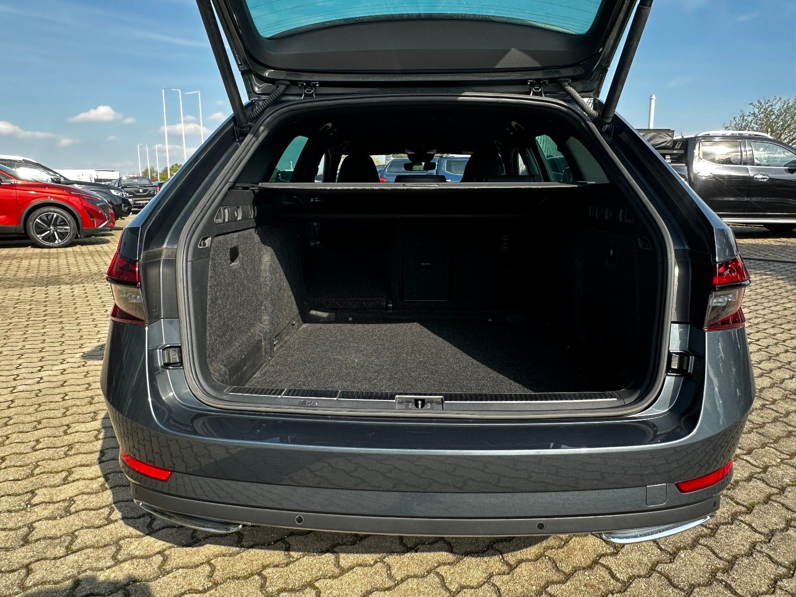 Fahrzeugabbildung SKODA Superb Combi Sportline 4x4