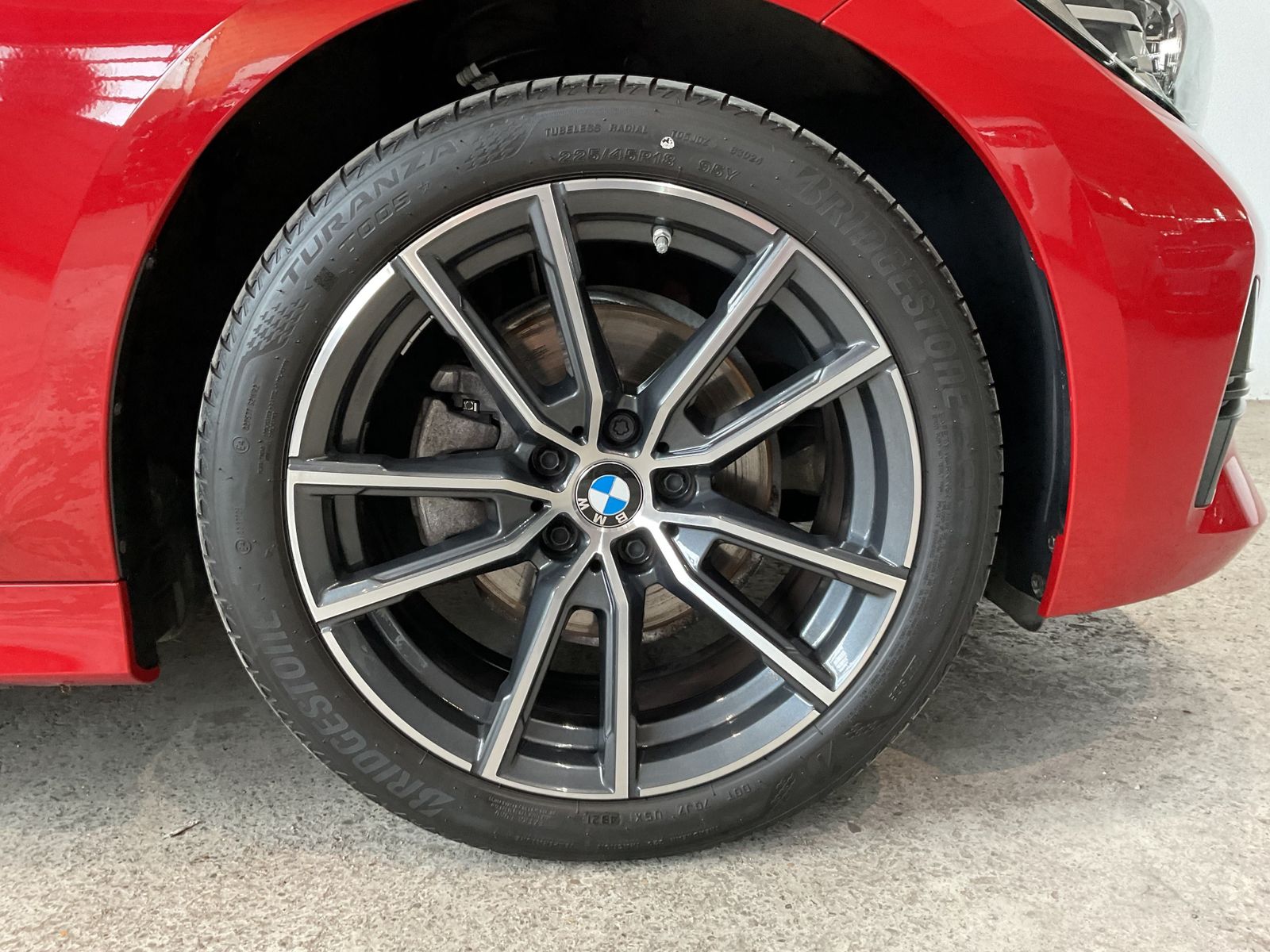 Fahrzeugabbildung BMW 320i Touring Sport Line M Lederlenkrad
