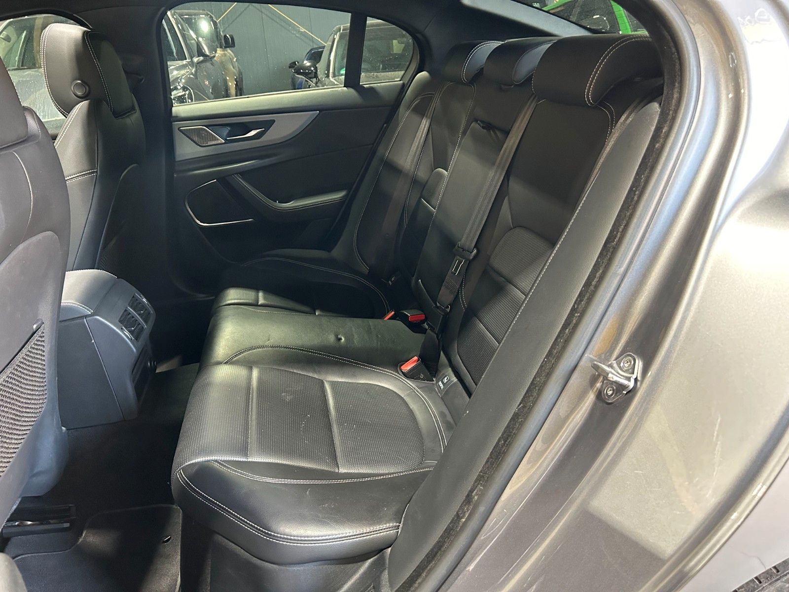Fahrzeugabbildung Jaguar XE R-Dynamic SE AWD/HEAD-UP/KAMERA/NAVI/APPLE