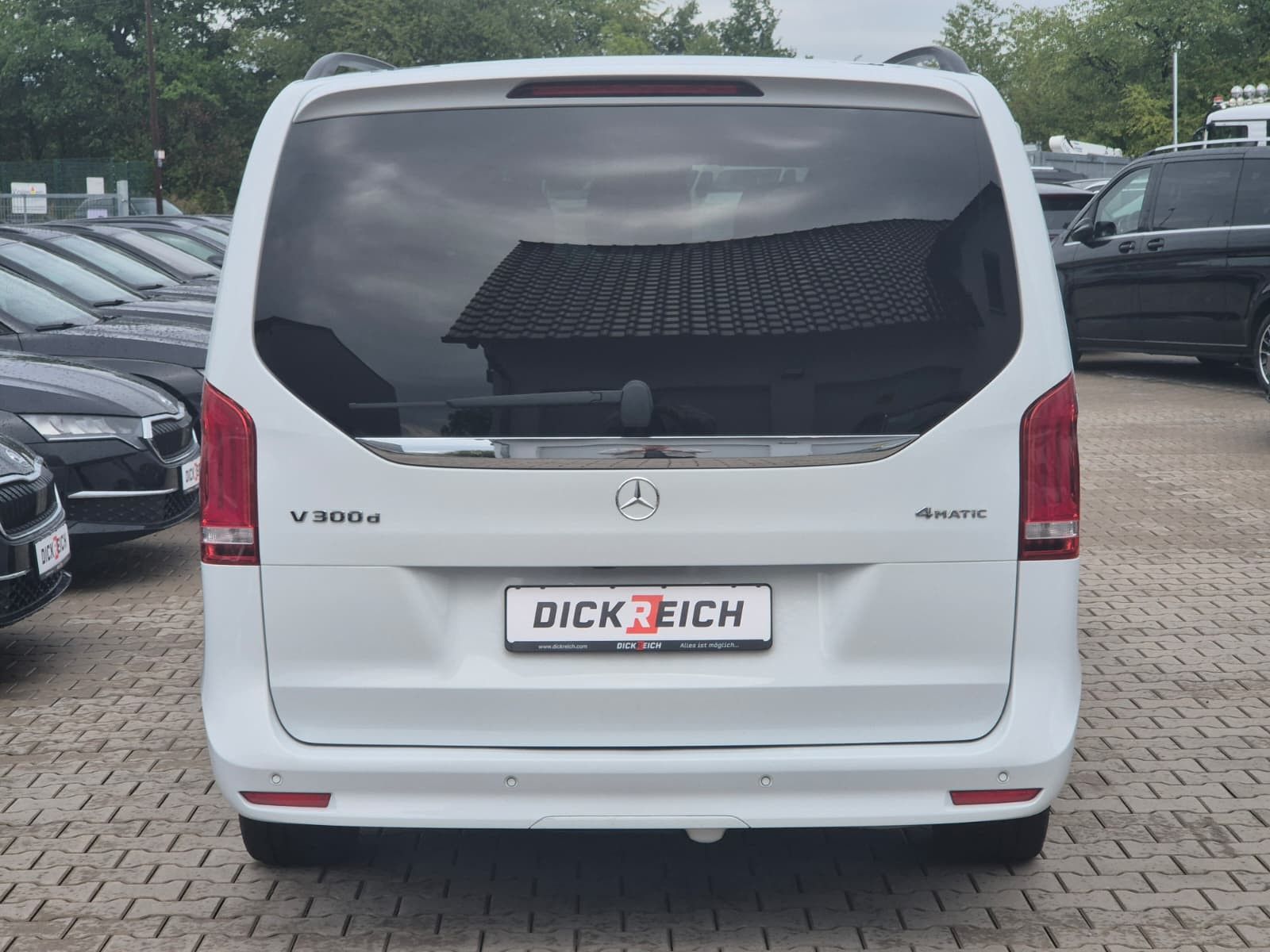Fahrzeugabbildung Mercedes-Benz V 300 d 4MATIC lang AMG PANO*Mittelkonsole*AHK