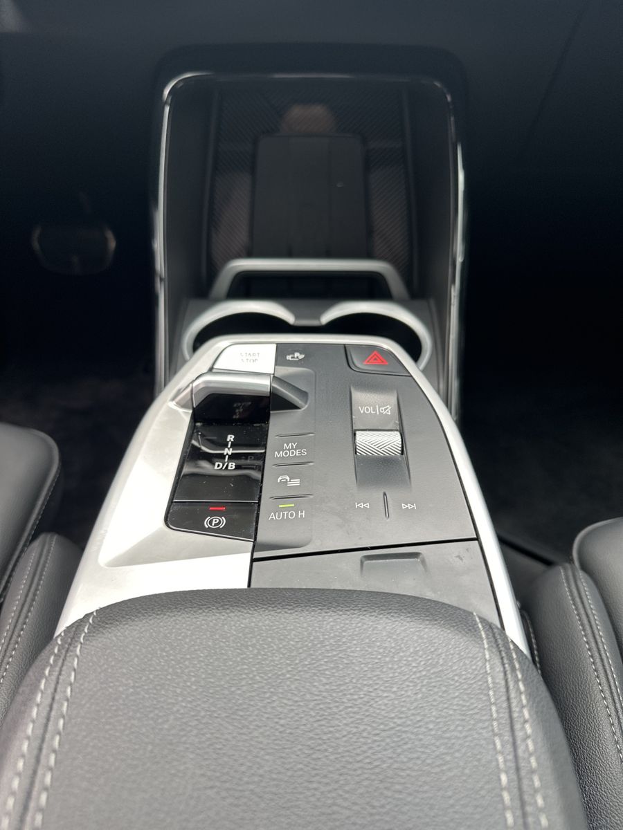 Fahrzeugabbildung BMW iX1 xDrive30 M-Sport NAV+LED+ACC+KAMERA+PANO+SHZ