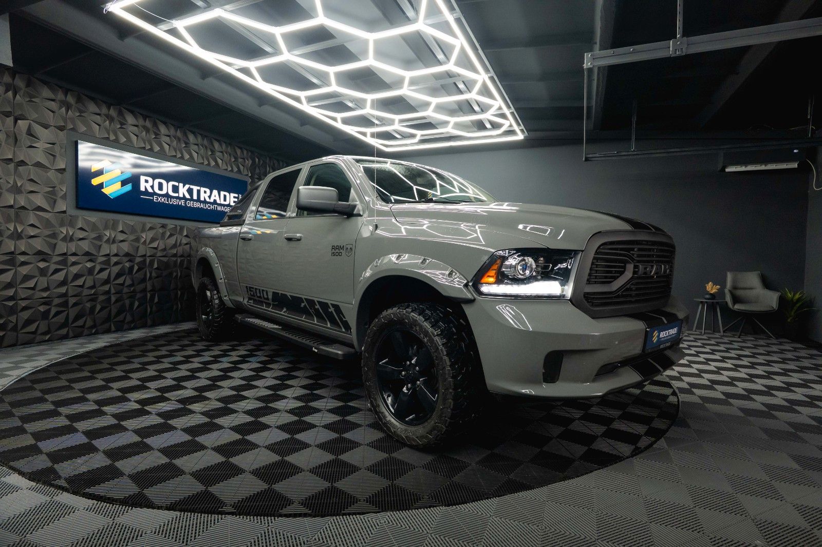 Fahrzeugabbildung Dodge RAM 5.7 V8 HEMI 4x4 OFFROAD Night-Paket LONGBED