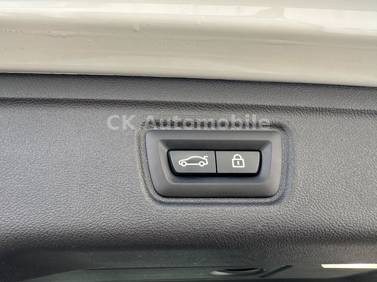 Fahrzeugabbildung BMW M340i Touring xDrive/Navi/HeadUP/Pano/360°