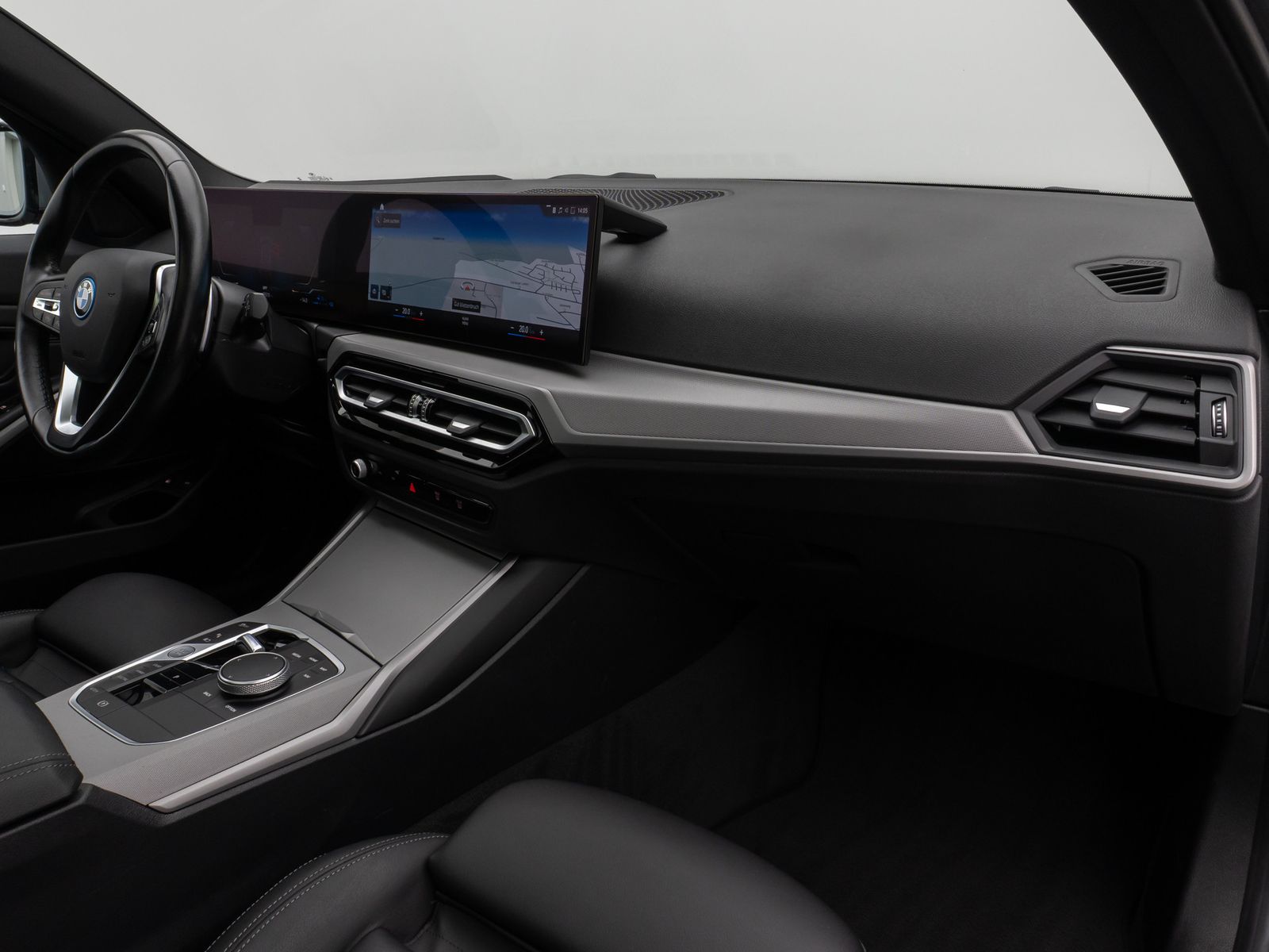 Fahrzeugabbildung BMW 330e Panorama Kamera HUD DAB HiFi AHK Sport Lede