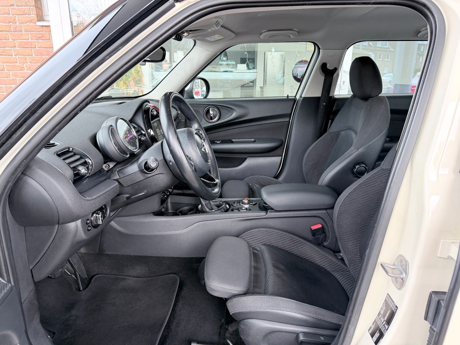 Fahrzeugabbildung MINI COOPER Clubman Autom. Navi/LED/Allwetter/PDC