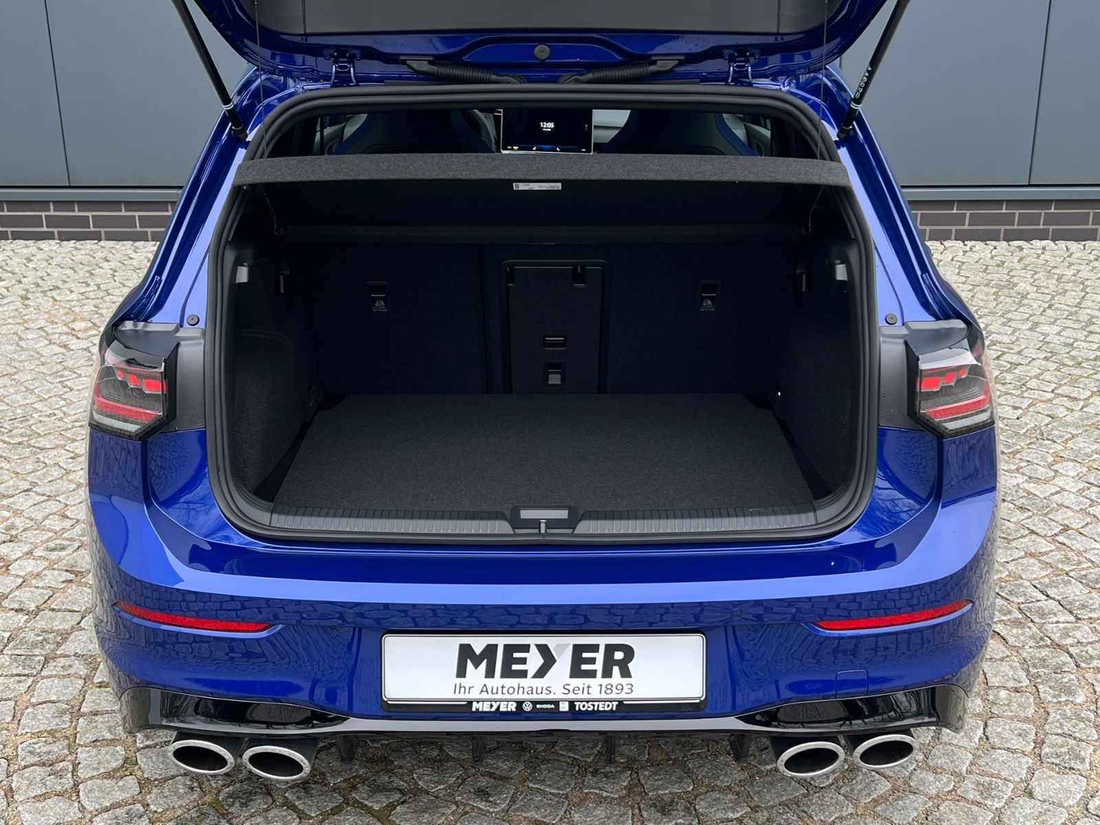 Fahrzeugabbildung Volkswagen Golf VIII R 2.0 TSI DSG 4MOTION *IQ.Light, Black