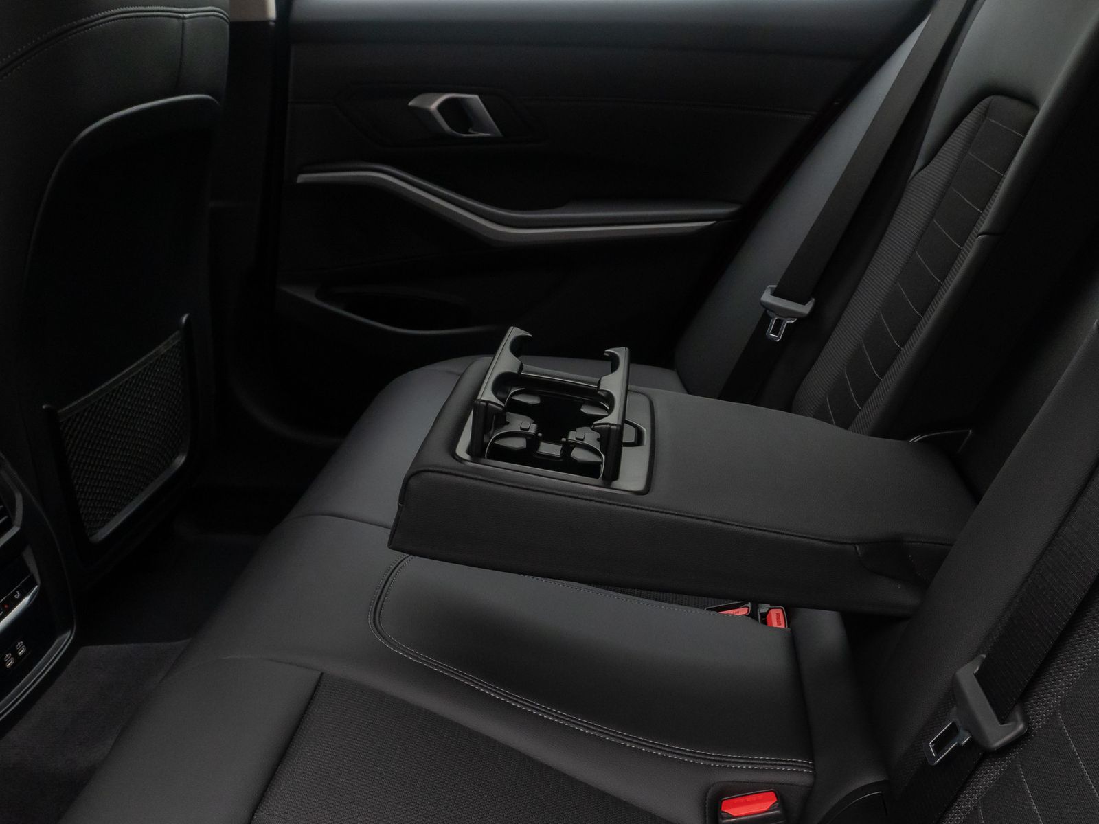 Fahrzeugabbildung BMW 320d xD DAB Alarm HUD HiFi Sportsitz Geschwindig