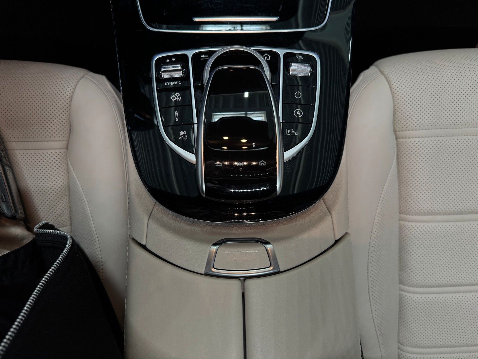 Fahrzeugabbildung Mercedes-Benz E 63 AMG T-Modell 4Matic Burmester VOLL