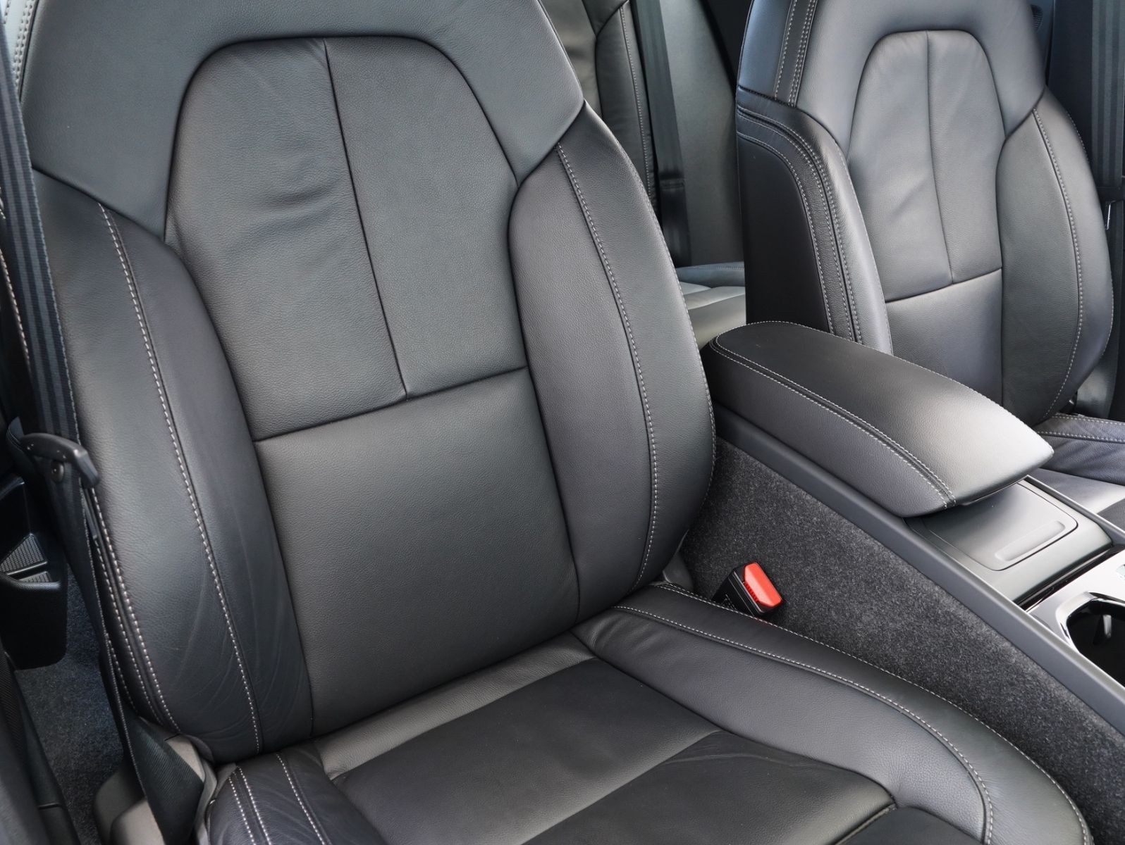 Fahrzeugabbildung Volvo XC40 B4 B R Design LED/NAVI/ACC/LEDER/360°