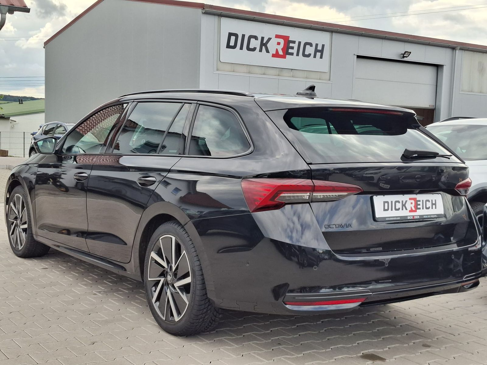 Fahrzeugabbildung SKODA Octavia 1.5 DSG Sportline PANO*MATRIX*AHK*5J.GAR