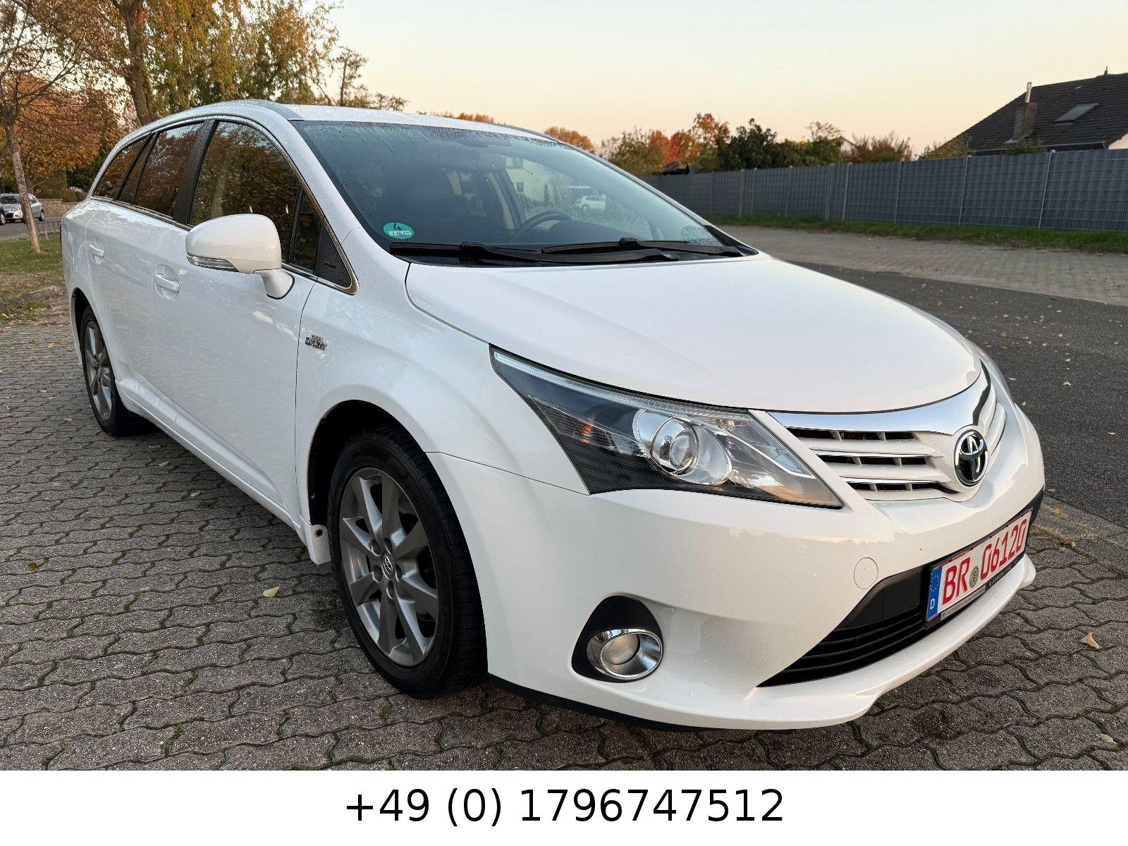 Toyota Avensis 2012 — вигляд ззаду