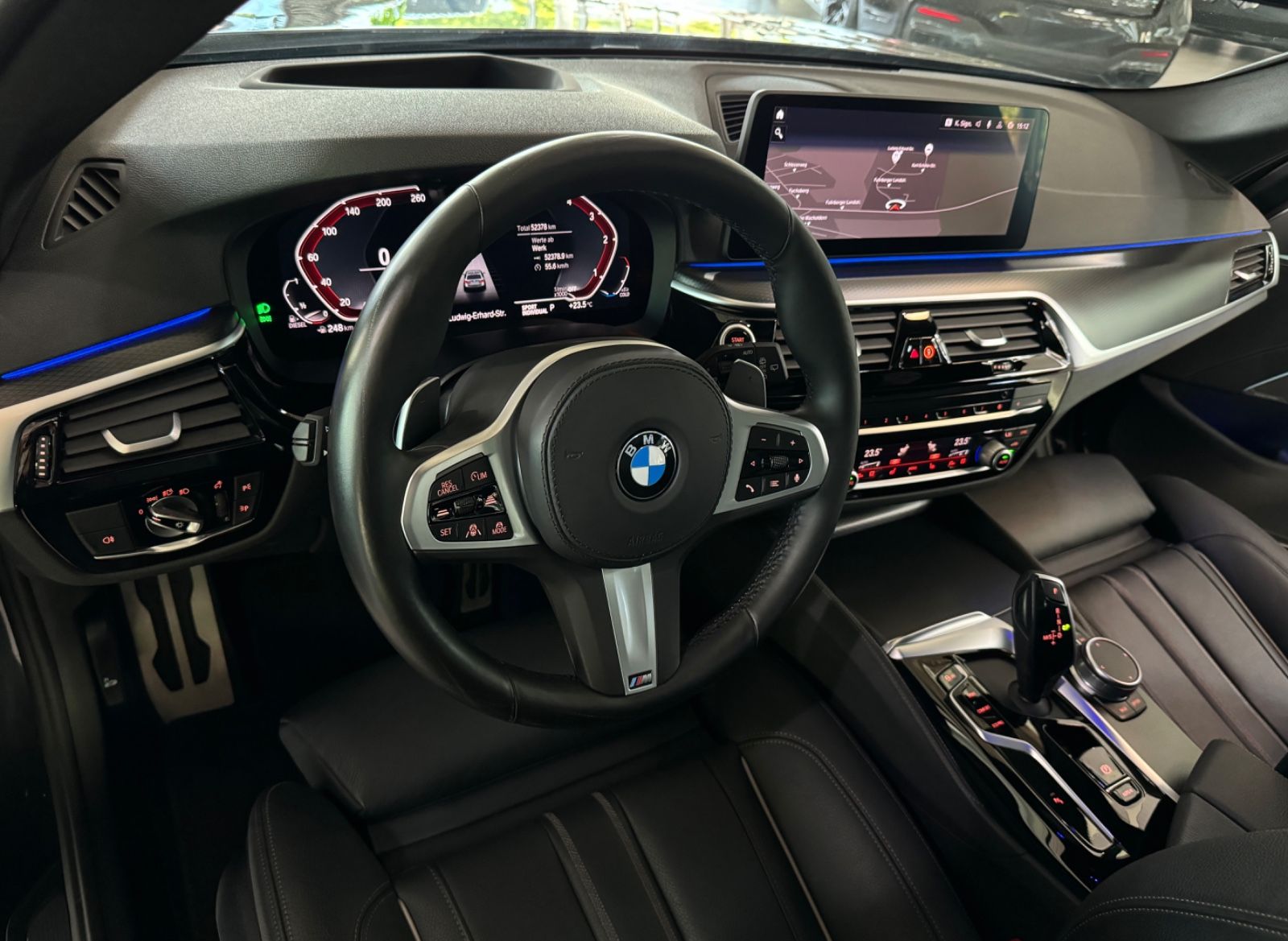 Fahrzeugabbildung BMW 530d xD M Sport Panorama Kamera HUD DAB H/K AHK