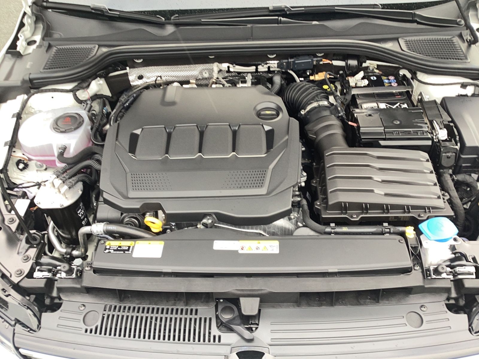 Fahrzeugabbildung Volkswagen Golf VIII Variant Life TDI DSG LED+ Navi ACC AHK