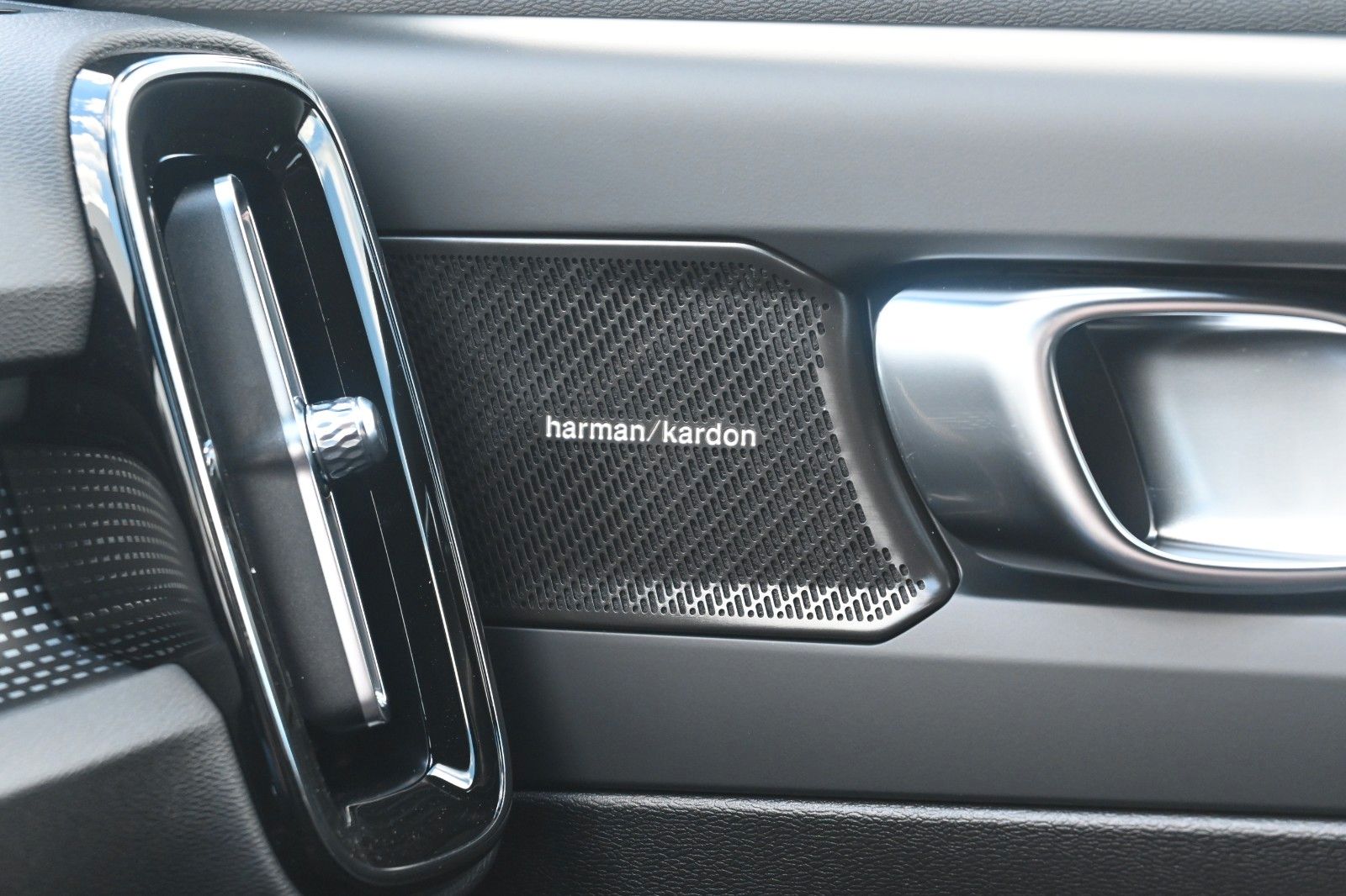 Fahrzeugabbildung Volvo XC40 B4 DKG Plus Dark*H&K*FSHZG*360°*ACC*AHK