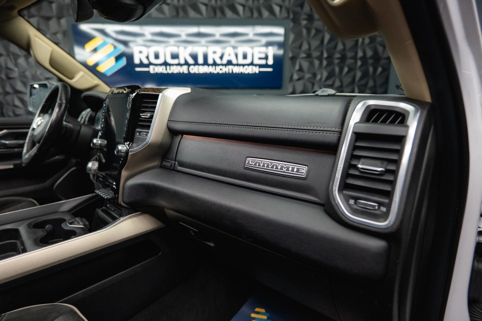 Fahrzeugabbildung Dodge RAM 5.7 V8 HEMI 4x4 LARAMIE LPG *Unfallfrei*Pano
