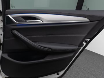 Fahrzeugabbildung BMW 520d Luxury Line Kamera HUD DAB AHK Alarm 19Zoll