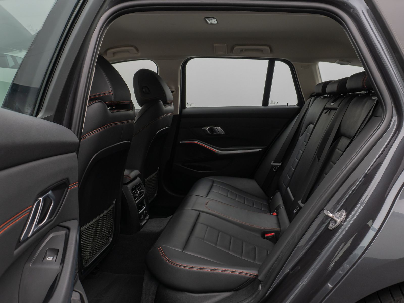 Fahrzeugabbildung BMW 320i Sport Line PDC Stop&go Standhzng Leder 18"