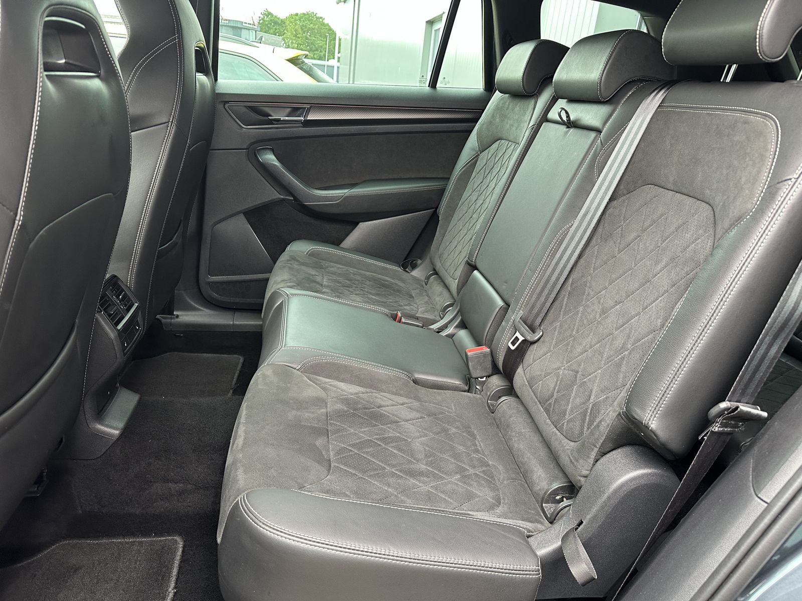 Fahrzeugabbildung SKODA Kodiaq Sportline 4x4 7-Sitzer NAV+LED+AHK+19ZOLL