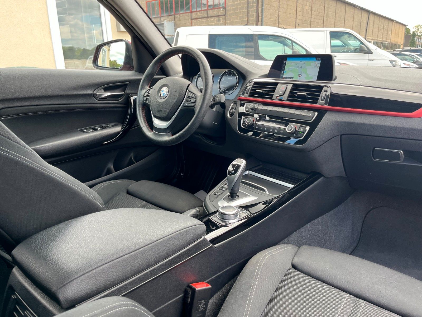 Fahrzeugabbildung BMW 120d xDrive SPORT LINE Sport-Aut Navi LED Kamera