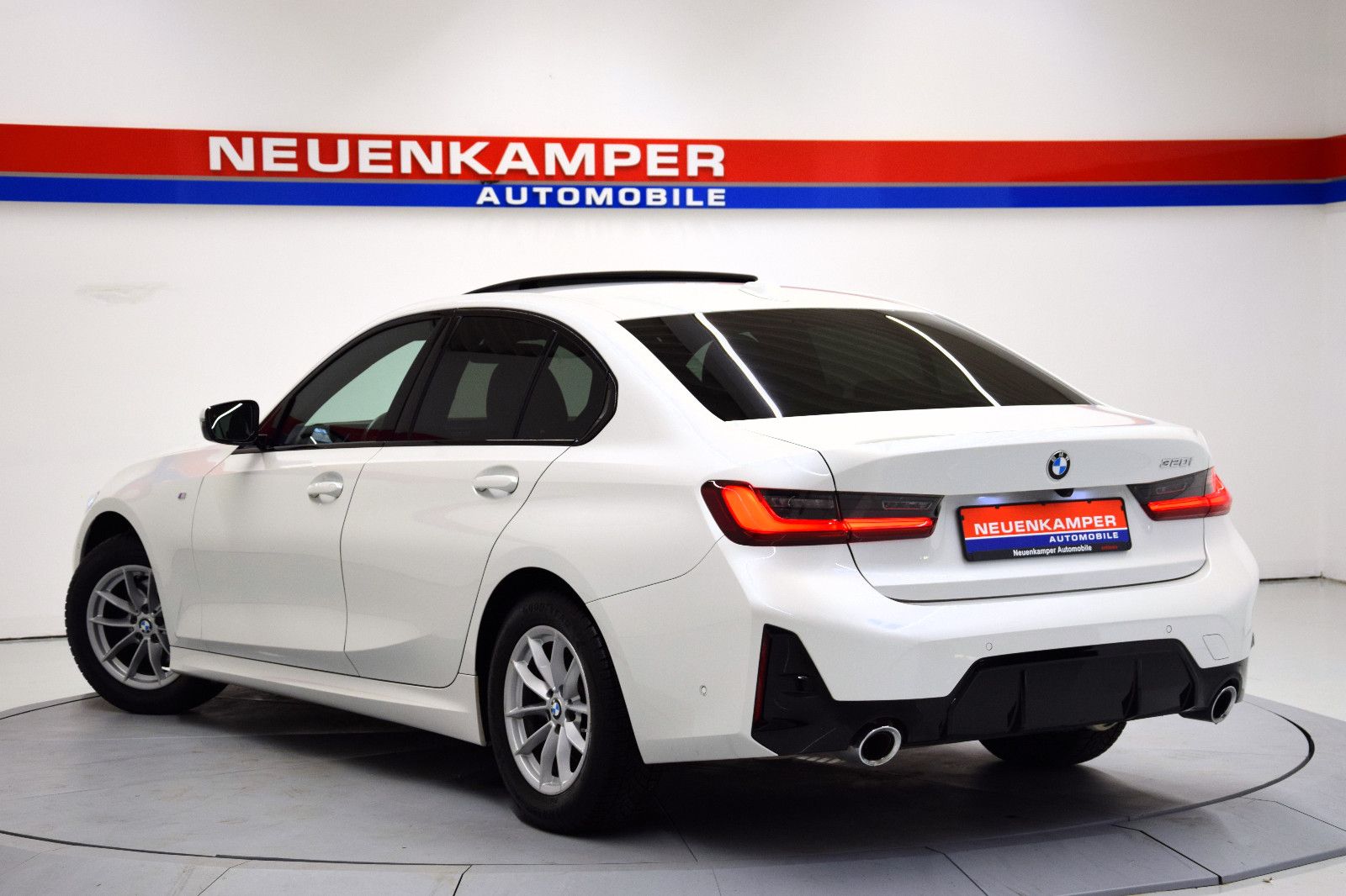 Fahrzeugabbildung BMW 320i M Sport Schiebedach ACC AHK HuD Memory