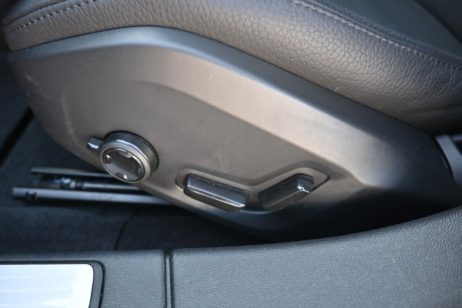 Fahrzeugabbildung Volvo V60 T6 AWD RC Plus Dark*PANO*360°*ACC*HuD*AHK