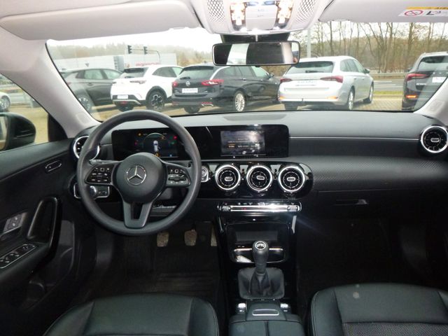Fahrzeugabbildung Mercedes-Benz CLA 180 Shooting Brake >Navi/Teilleder/Sitzheiz<
