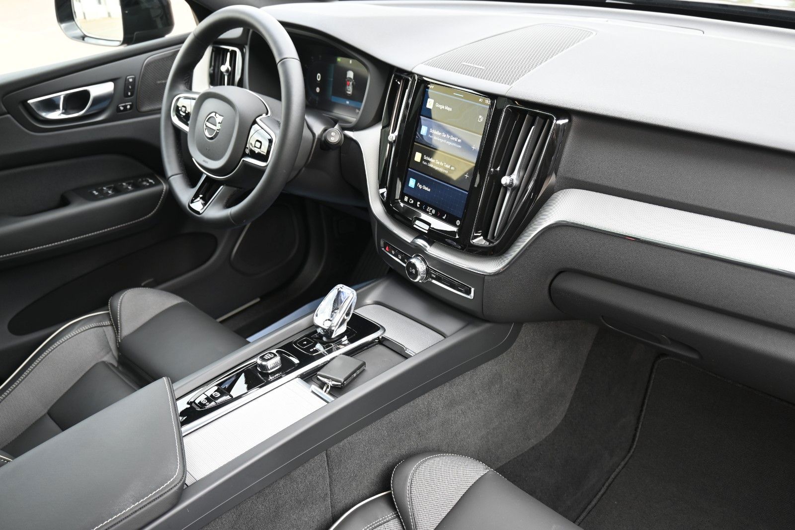 Fahrzeugabbildung Volvo XC60 B4 D Plus Dark*STDHZG*PANO*360°*ACC