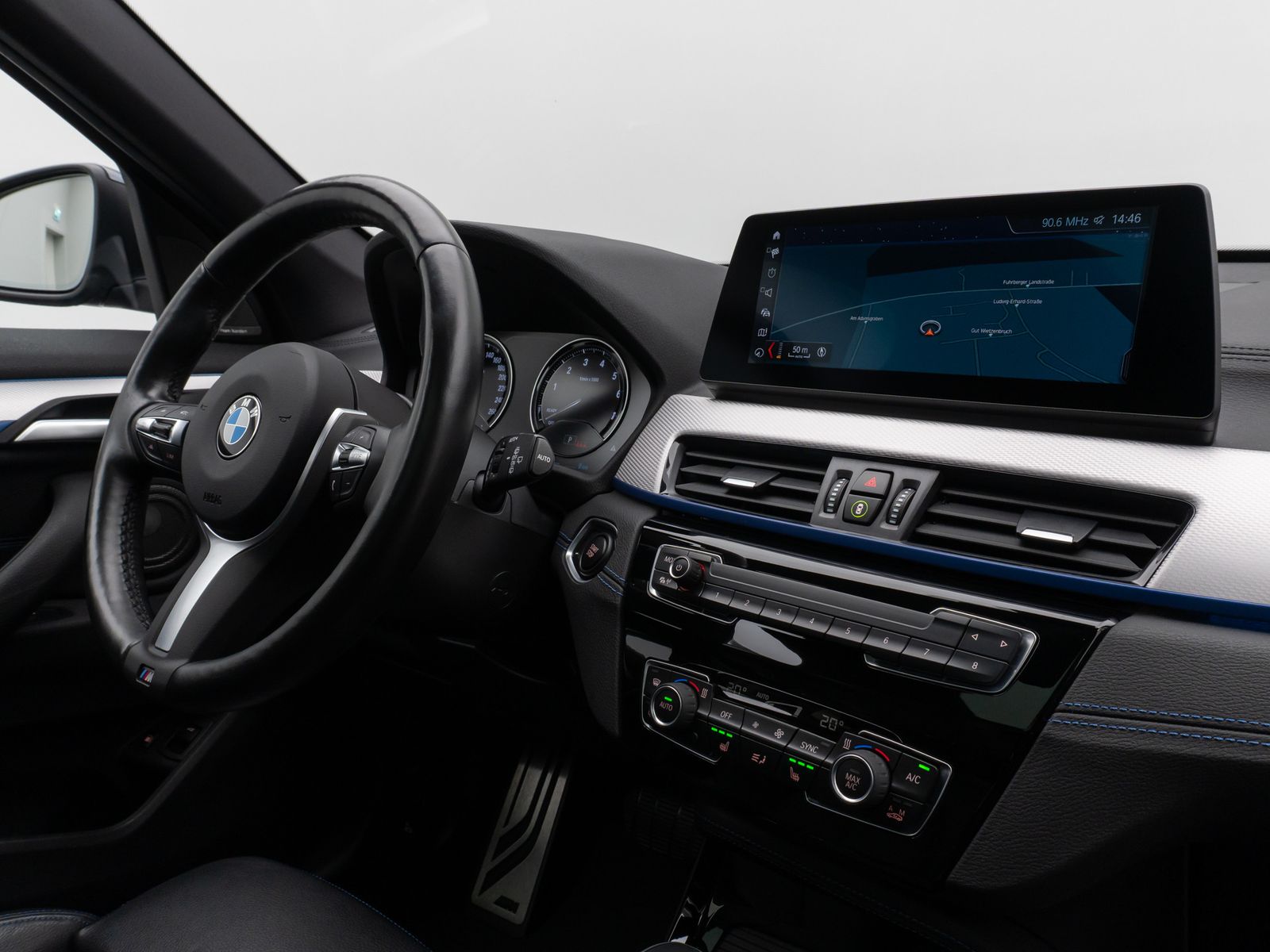 Fahrzeugabbildung BMW X1 xD25e M Sport Panorama Kamera HUD H/K Komfort