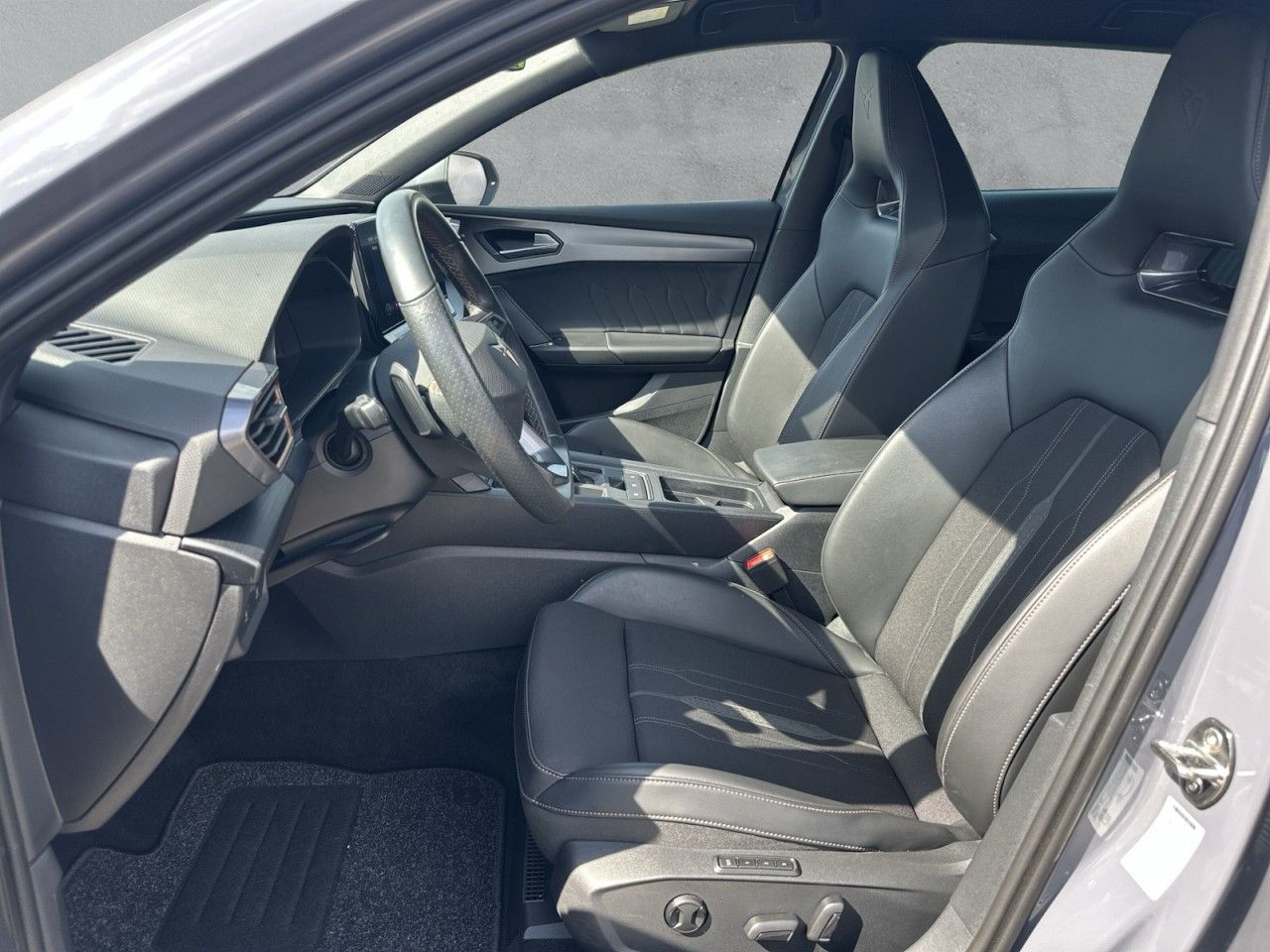 Fahrzeugabbildung CUPRA Leon Sportstourer 1.5 eTSI 150 PS DSG*AHK* - mit KI generiert/bearbeitet