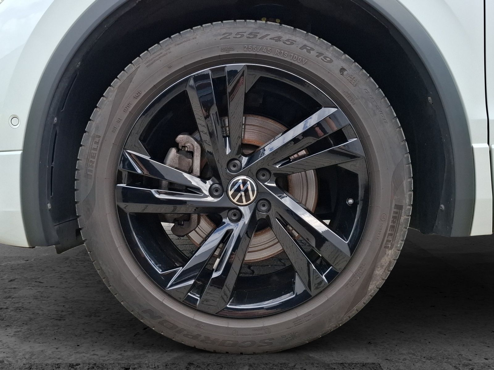 Fahrzeugabbildung Volkswagen Tiguan TSI R-Line DSG 4M Matrix AHK Navi AID ACC