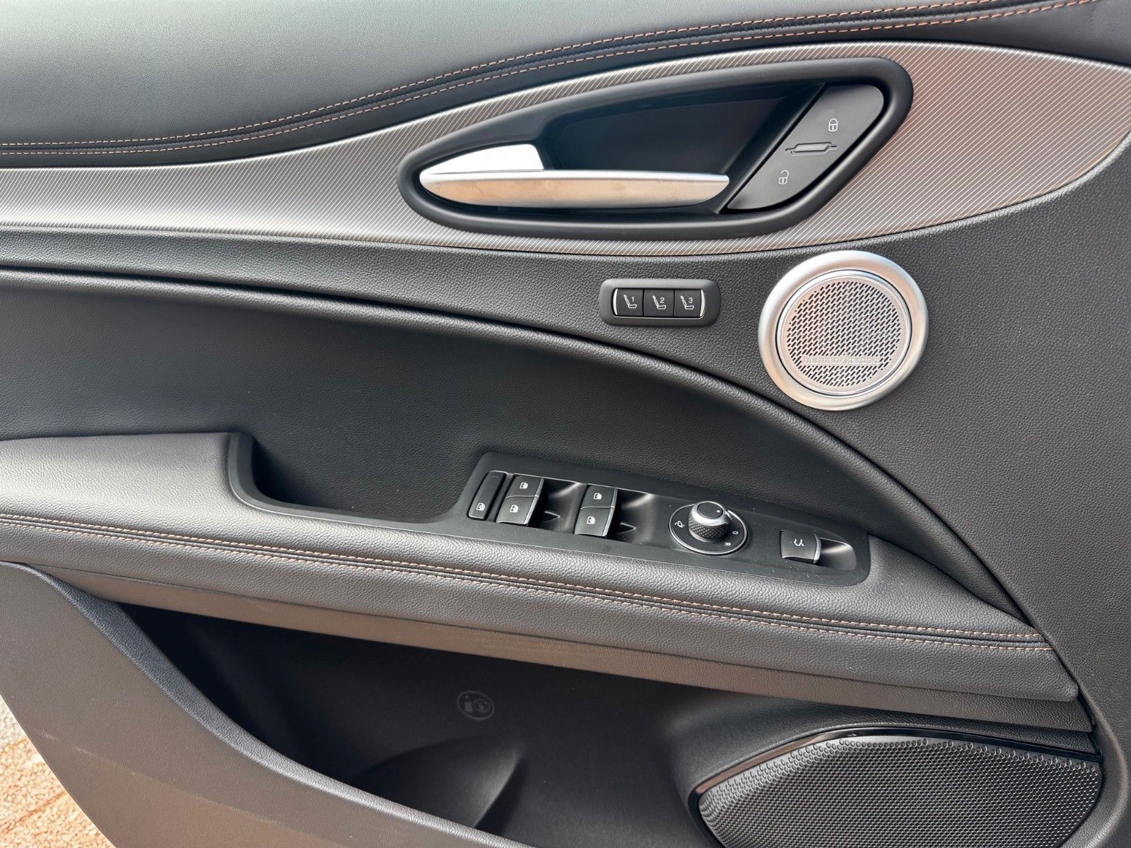 Fahrzeugabbildung Alfa Romeo Stelvio 2.2 Diesel Intensa Glasdach Memory Navi