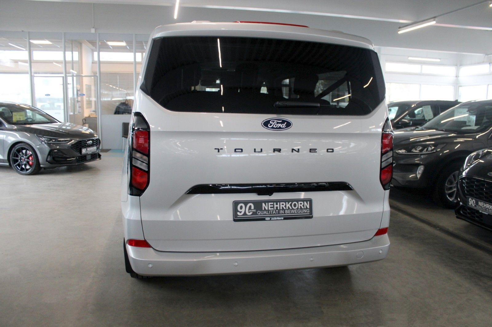 Fahrzeugabbildung Ford Tourneo Custom L2 8-Sitz Titanium Aut. LED STDHZ