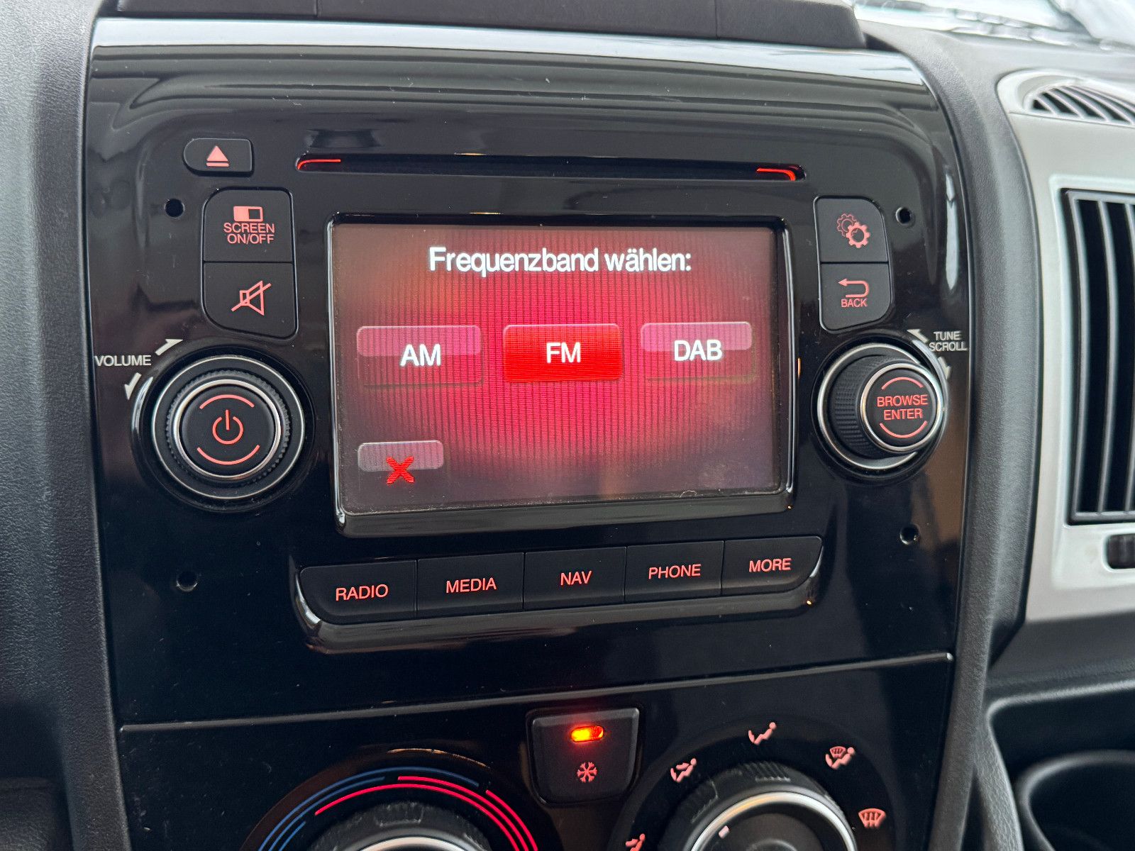 Fahrzeugabbildung Knaus VAN 650 I MEG AUTOMATIK LÄNGSBETT HUBBETT 1.HAND