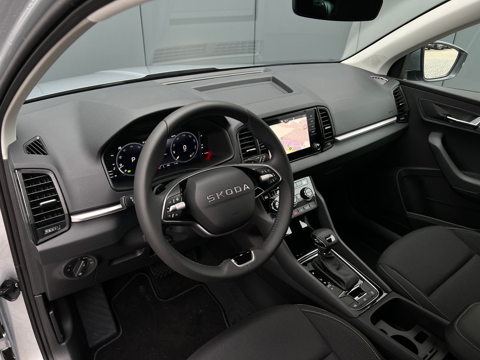 Fahrzeugabbildung SKODA Karoq Tour 1.5 TSI DSG *AHK, 17" LM-Felge, Navi,