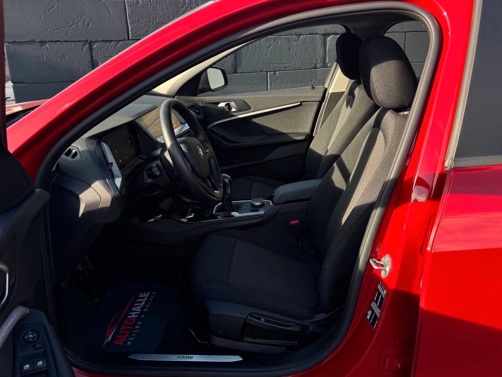 Fahrzeugabbildung BMW 118i F40 Advantage LCProf Navi Temp PDC LED DAB